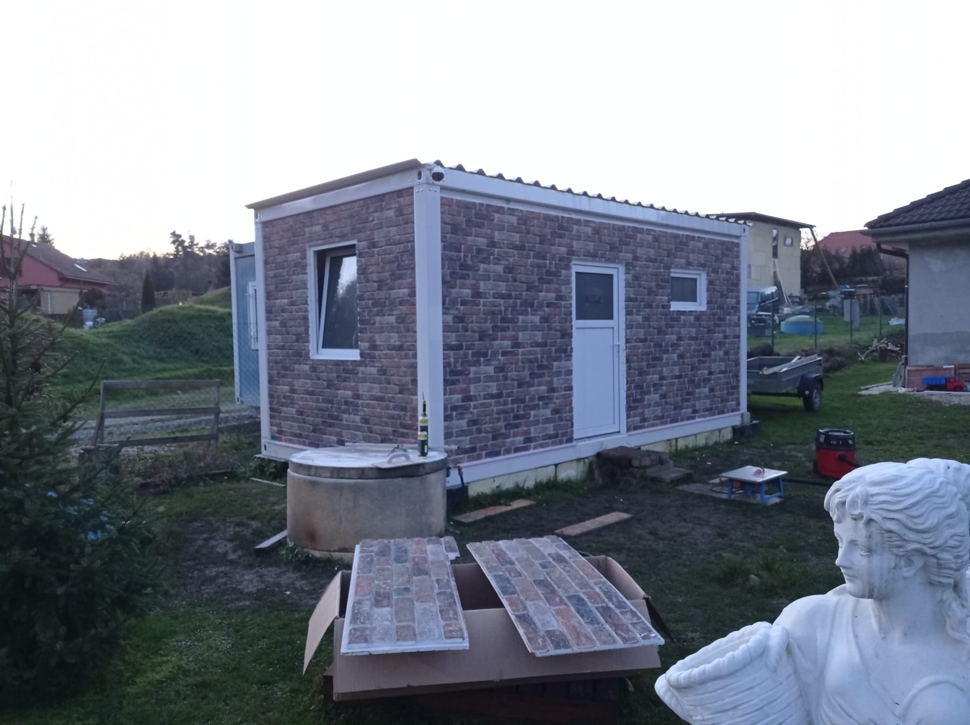 obytná buňka polepena fas.zateplovacími panely (na pěnu) UB-402