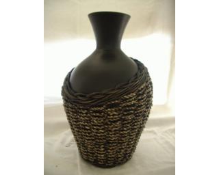 váza keramická opletená ratanem